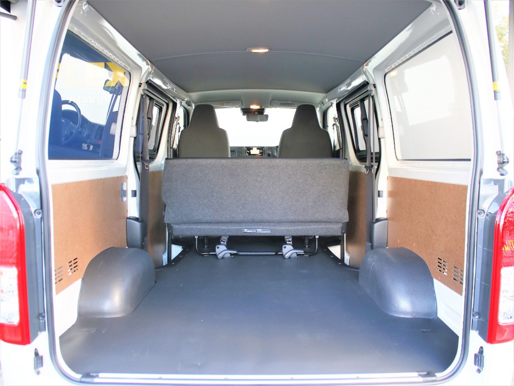 ハイエースバンならではの広大な荷室空間となっております！思いっきり荷物を積める内装です！