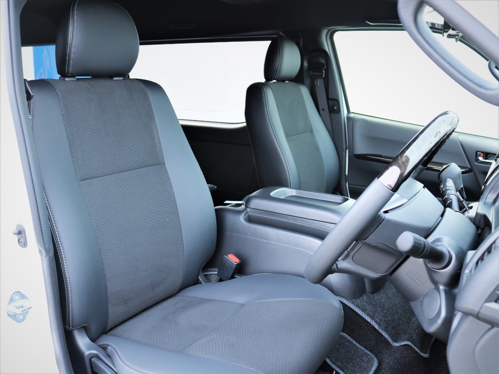 運転席シート、専用ハーフレザーシート！
