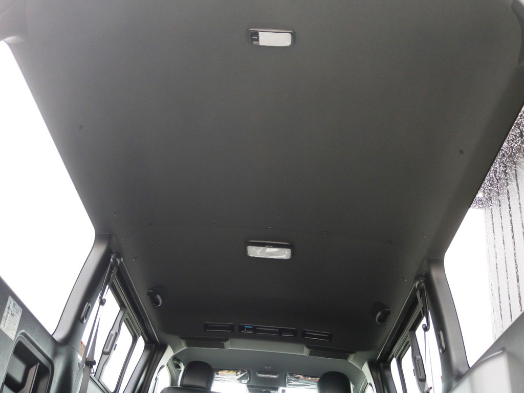 天井やトリム（車内の壁）等がブラックカラーとなっており、高級感のある内装となっております♪