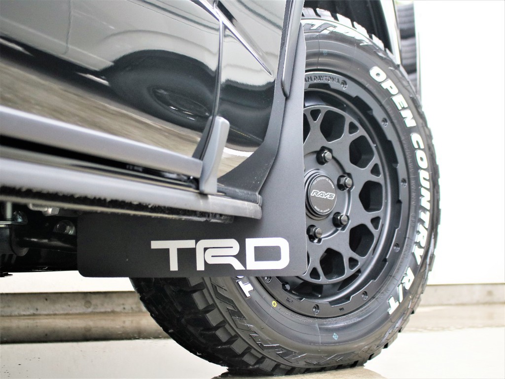 足元にはTRDマッドフラップを装備しております！