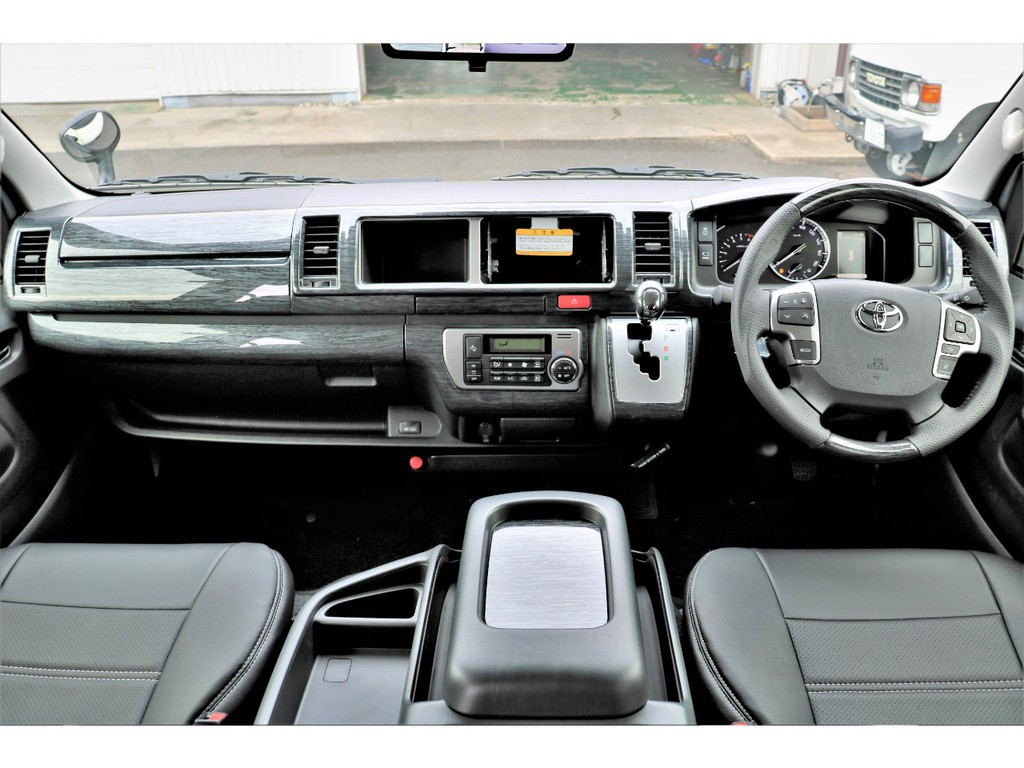 高級感のあるコックピットで運転も楽しくなりますね！これから7インチＳＤフルセグナビに10.2インチフリップダウンモニターにビルトインＥＴＣ取り付け予定です！