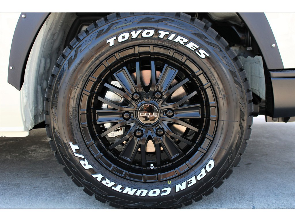 足元にはオリジナルＤＥＬＦ ＭＦ０１ １６インチＡＷ＆ＴＯＹＯオープンカントリーＲ／Ｔタイヤをチョイス！！
