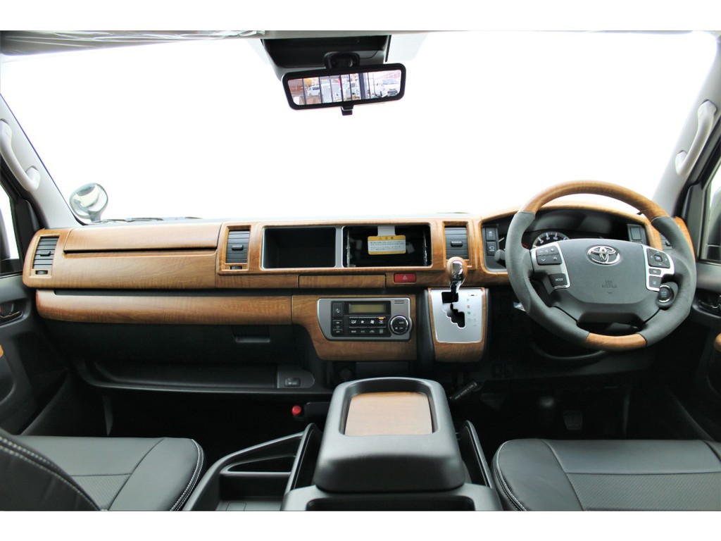 オリジナル艶消ウォールナットインテリアパネルをチョイスした内装は明るく落ち着いたデザインに仕上がっております！！