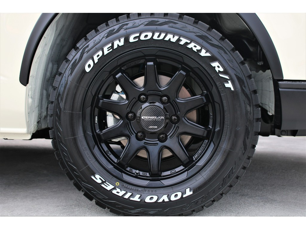 足元にはＴＯＹＯオープンカントリーＲ／Ｔタイヤ＆ＣＩＲＣＬＡＲ Ｃ１０ １６ＡＷをチョイス！！