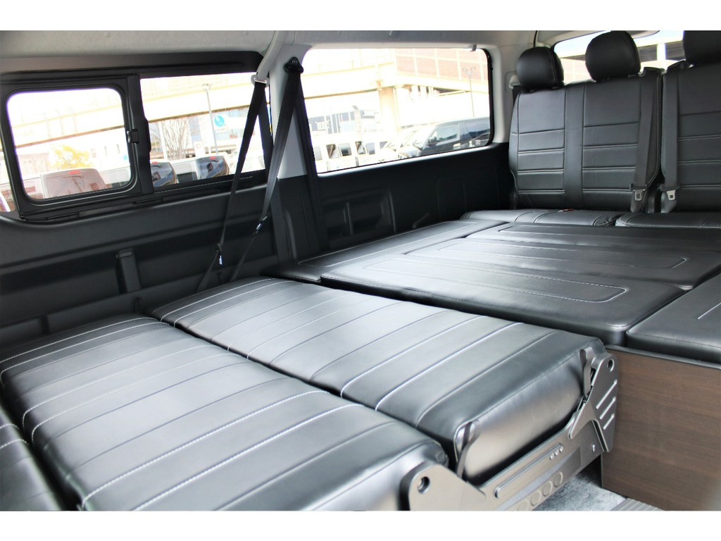 ベンチシートをフルフラットにベッドマットを展開すれば広大なベッドスペースに！！