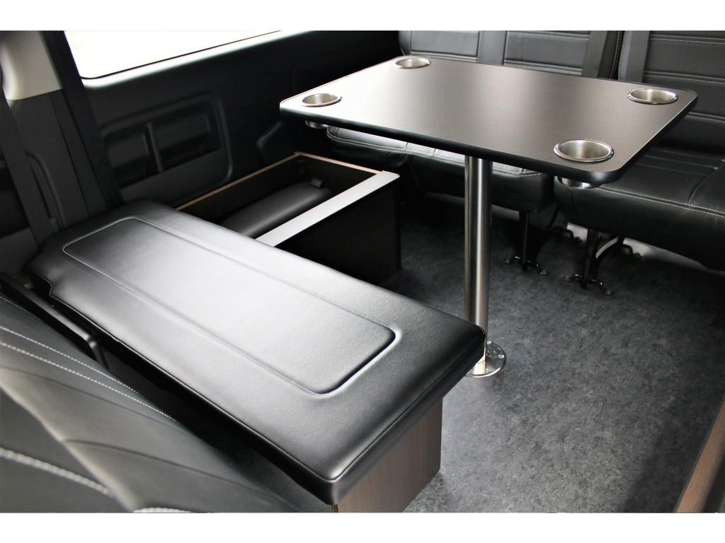 サイドのベッドマットを設置すれば３列目対面座１人シートになります！！