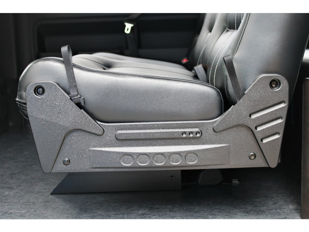 ベンチシートはレバーで簡単に操作が出来ます！！