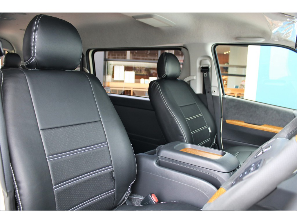 全席にオリジナルブラックレザー調シートカバー完備！！