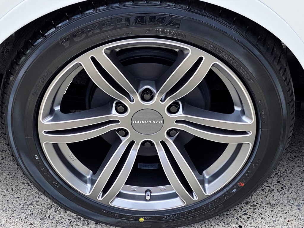 足元には４１５ＣＯＢＲＡ バットラッカーⅠ １８インチアルミにＹＯＫＯＨＡＭＡパラダタイヤをインストール！！