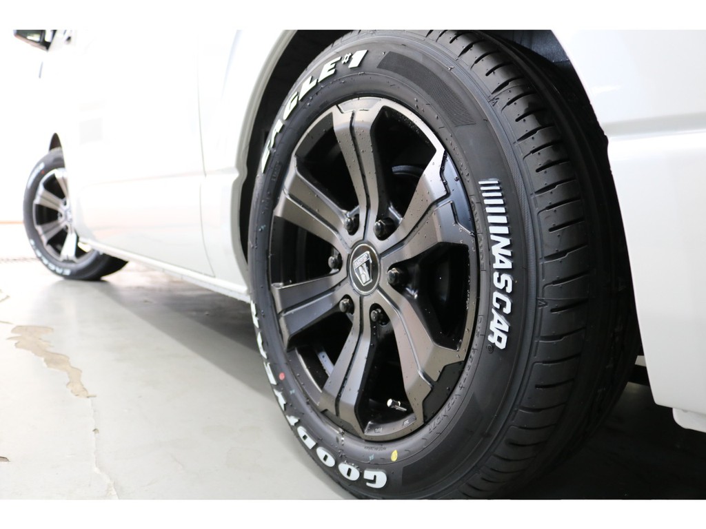新車ハイエースＶダークプライムⅡ２０００ガソリン２ＷＤ床張りナビパッケージ完成致しました！！店頭在庫車、即納車可能になります！！オリジナルパーツ多数装備済み！！