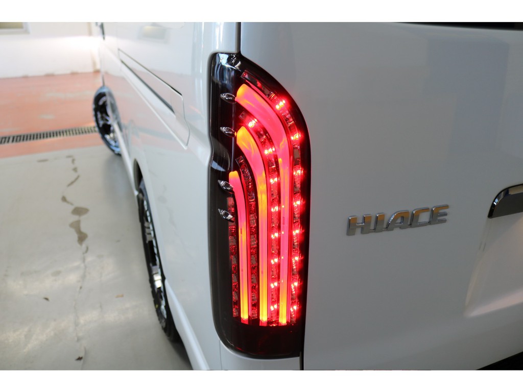 新車ハイエースＶダークプライムⅡ２０００ガソリン２ＷＤ当店一番人気の床張りベットＫＩＴパッケージ完成致しました！！フレックスオリジナルパーツでカスタマイズ済みの１台！！