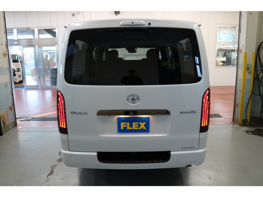 新車ハイエースＶダークプライムⅡ２０００ガソリン２ＷＤ当店一番人気の床張りベットＫＩＴパッケージ完成致しました！！フレックスオリジナルパーツでカスタマイズ済みの１台！！