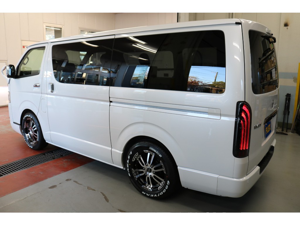 新車ハイエースＶダークプライムⅡ２０００ガソリン２ＷＤ当店一番人気の床張りベットＫＩＴパッケージ完成致しました！！フレックスオリジナルパーツでカスタマイズ済みの１台！！