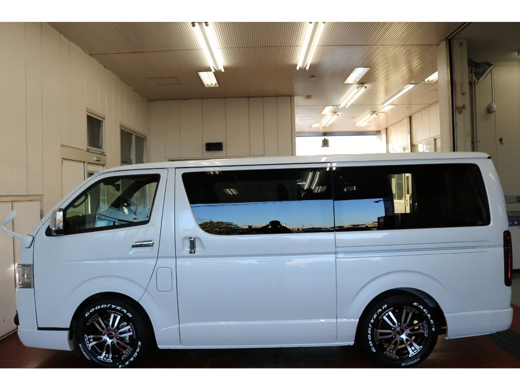 新車ハイエースＶダークプライムⅡ２０００ガソリン２ＷＤ当店一番人気の床張りベットＫＩＴパッケージ完成致しました！！フレックスオリジナルパーツでカスタマイズ済みの１台！！