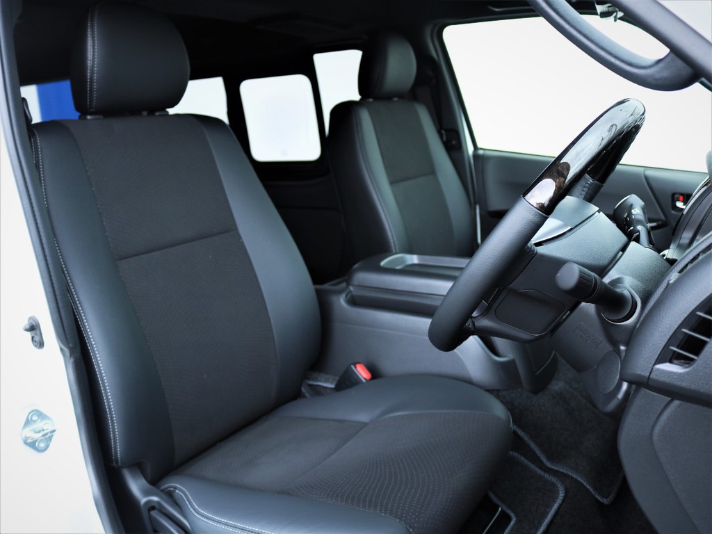 運転席シート、専用ハーフレザーシート！