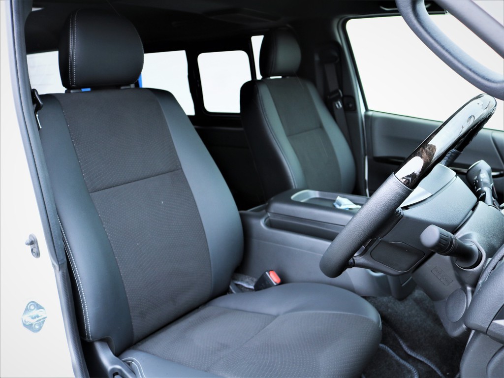 運転席シート、専用ハーフレザーシート！
