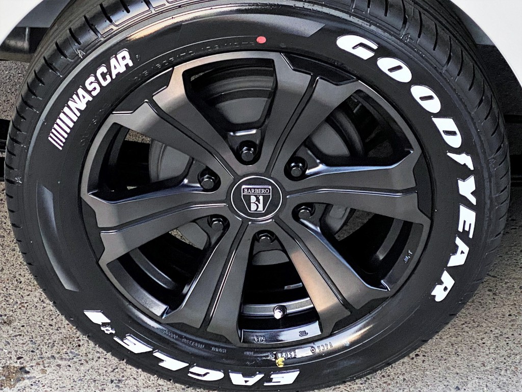 足元にはＦＬＥＸオリジナルカラーのアーバングランデ１７インチアルミにナスカータイヤをインストール！！