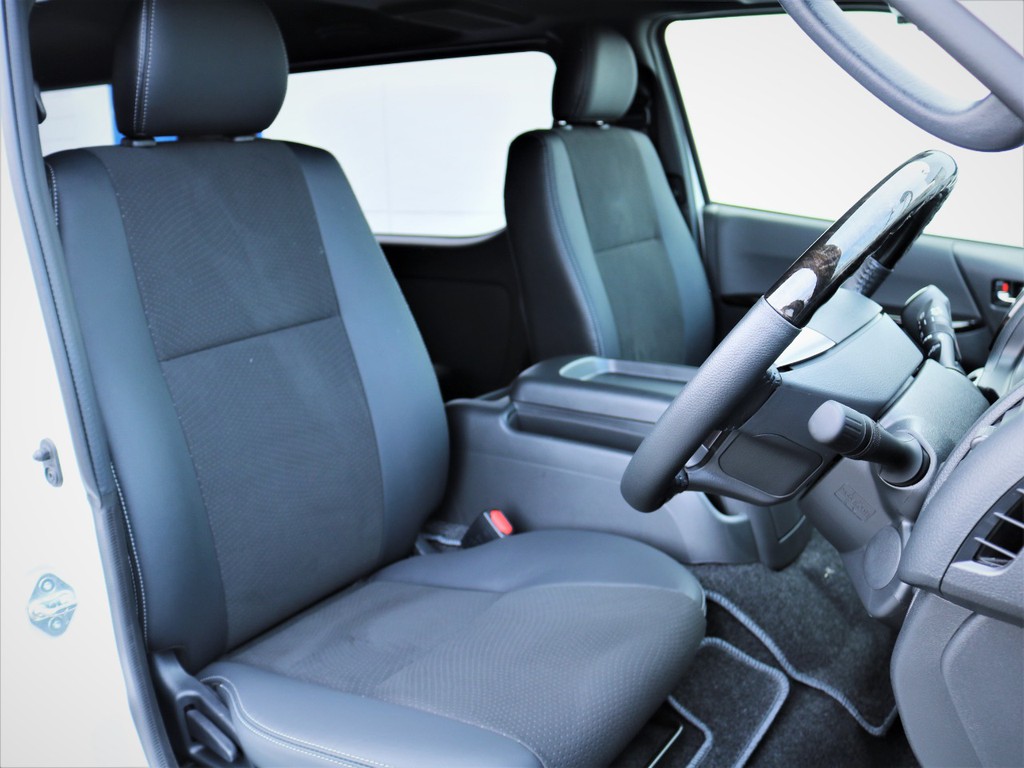 運転席シート、専用ハーフレザーシート！