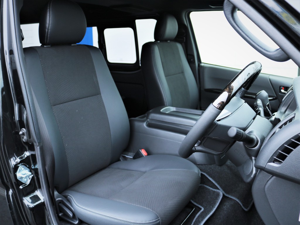 運転席シート、専用ハーフレザーシート！