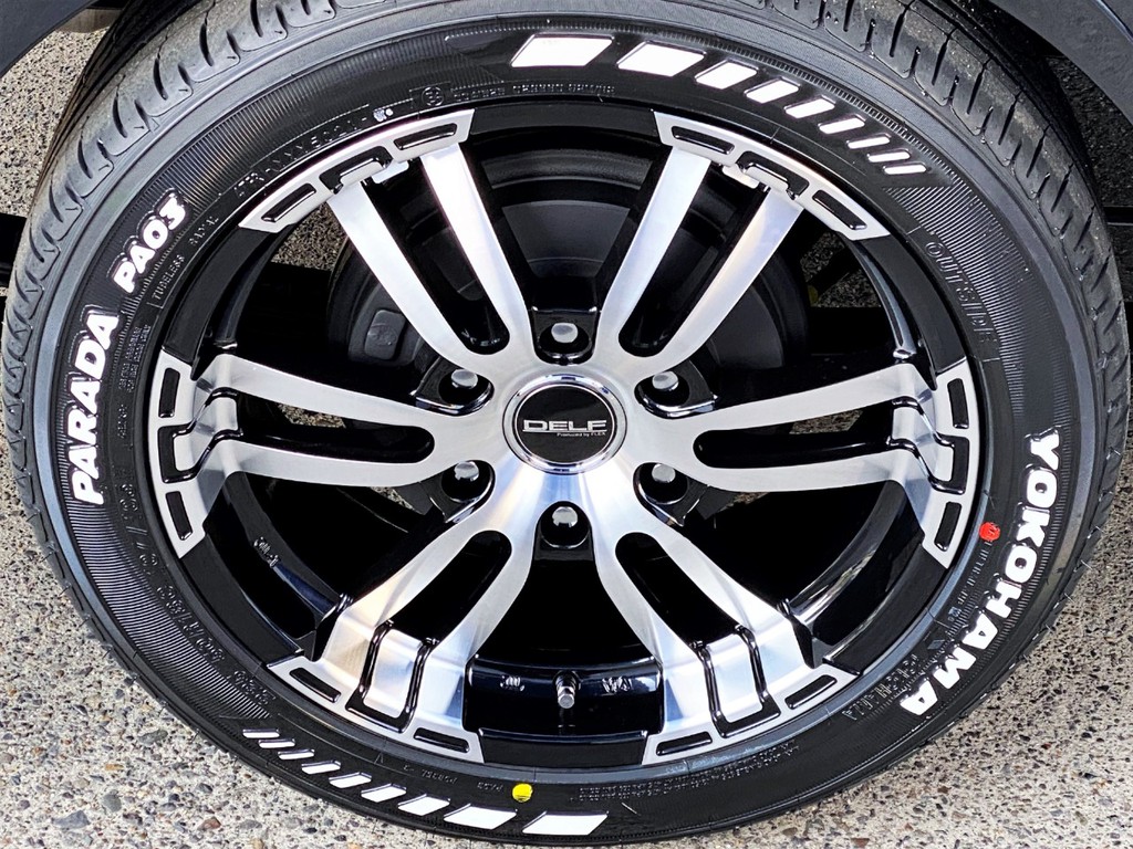 足元にはＦＬＥＸオリジナル Ｄｅｌｆ０２ １８インチアルミにＹＯＫＯＨＡＭＡパラダタイヤをインストール！！
