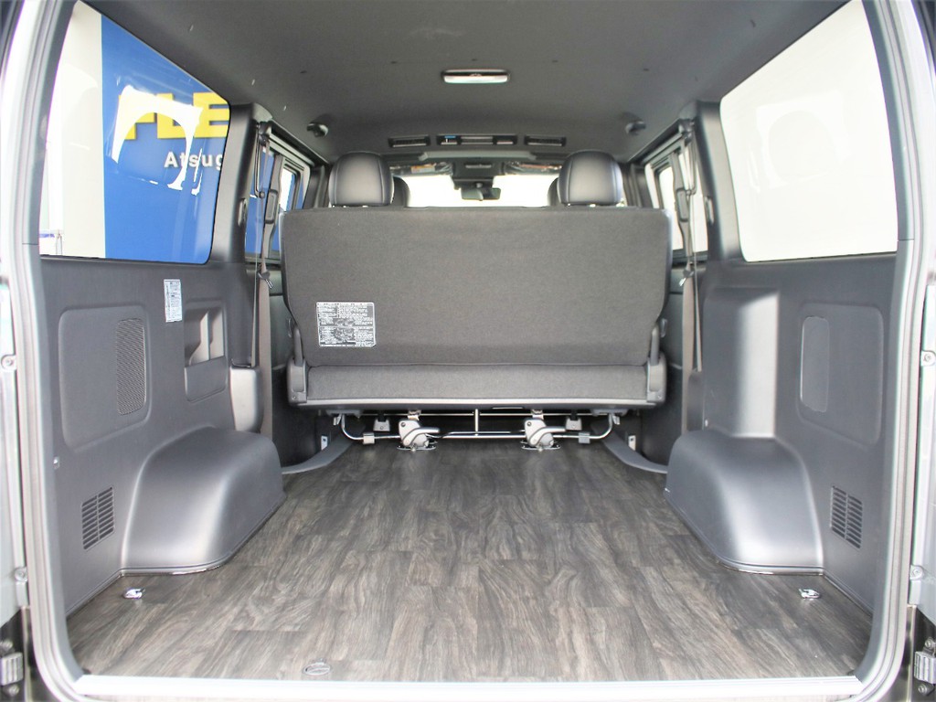 ハイエースバンならではの広大な荷室空間となっておりますので、用途に合わせて様々な使用が出来ます！