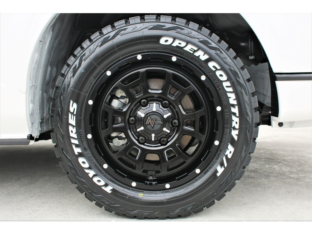 足元にはナイトロパワーＭ１０ １６ＡＷ＆ＴＯＹＯオープンカントリーＲ／Ｔタイヤをインストール！！