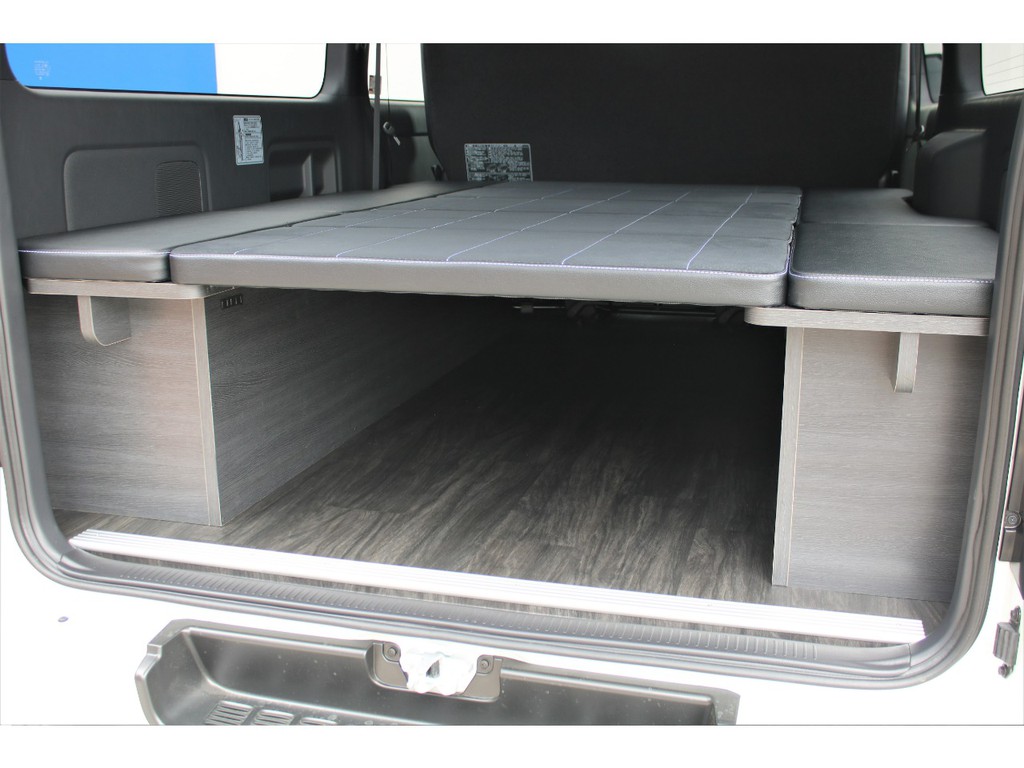ベッドマットを展開しつつも下にお荷物の収納が出来るので車中泊にも便利！！
