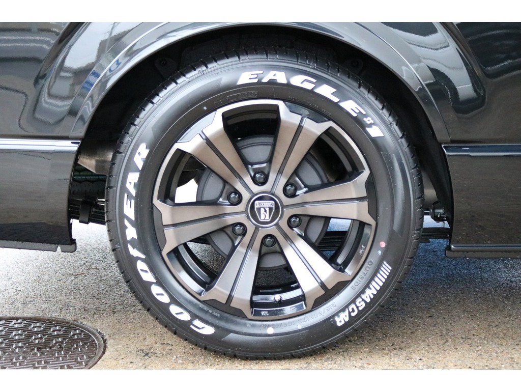 足元にはFLEXオリジナルカラーのバルベロ17インチを履かせております！