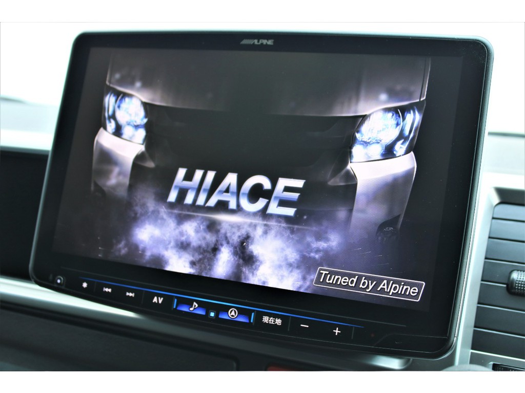 ラグジュアリー溢れるＡＬＰＩＮＥ ＢＩＧ－Ｘ１１インチＳＤナビは起動時にはハイエース専用オープニングを飾り、音質・機能性共に高い大型ナビです！！