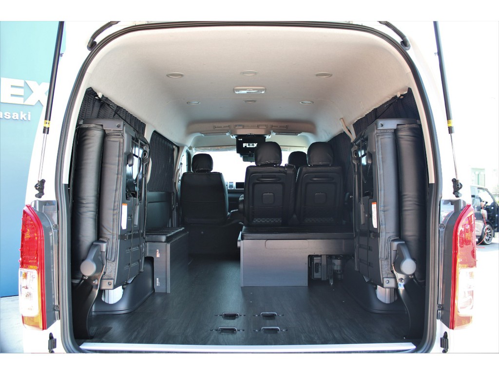 ４列目はシートの跳ね上げ可能！！収納スペースとしてご利用できますよ！