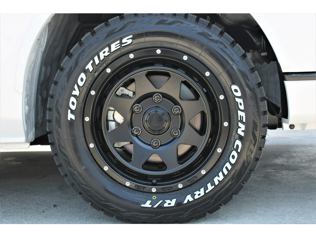 足元にはマットブラックの存在感あるレオウィング１６ＡＷ＆ＴＯＹＯオープンカントリーＲ／Ｔタイヤをチョイス！！