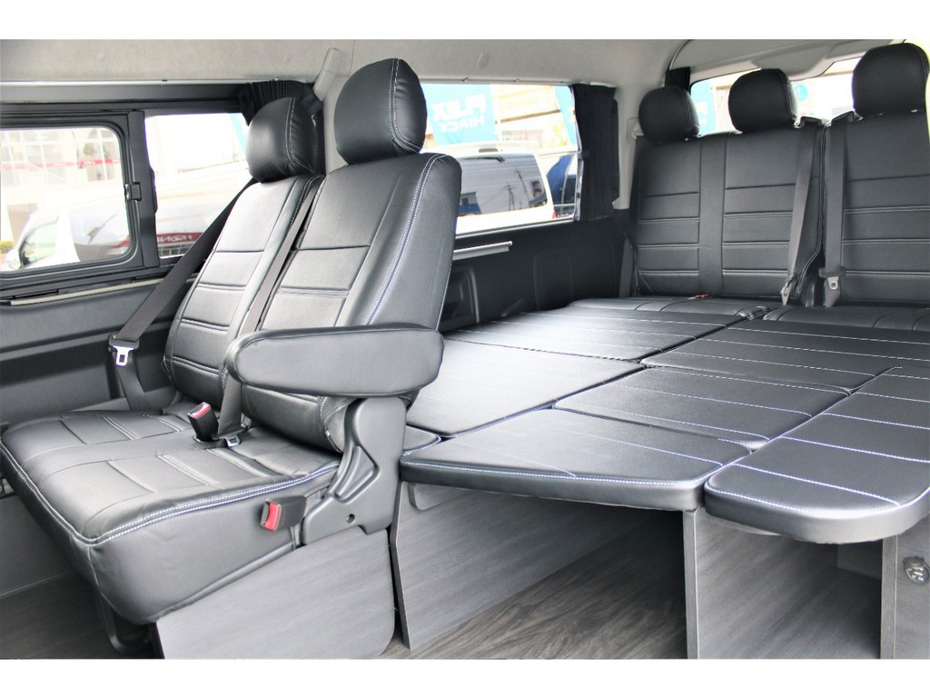 ３列目対面シート下にテーブルを収納し、ベッドを展開すれば脚を伸ばして休憩や就寝も出来るベッドスタイルになります！！