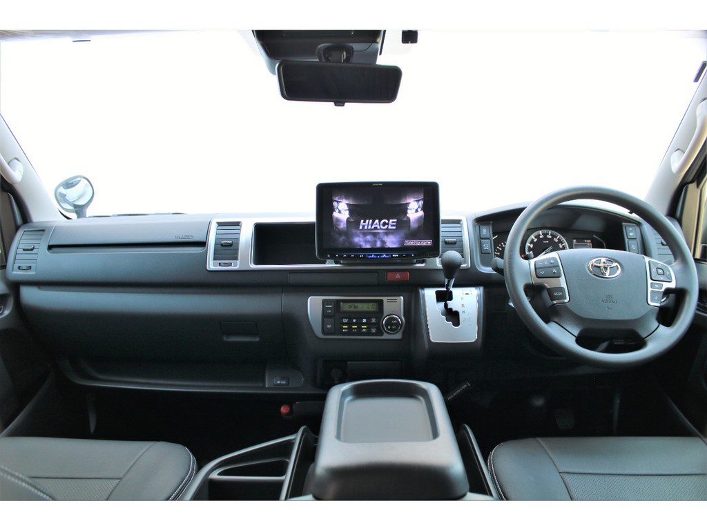 シンプルで機能的なキャビン！！