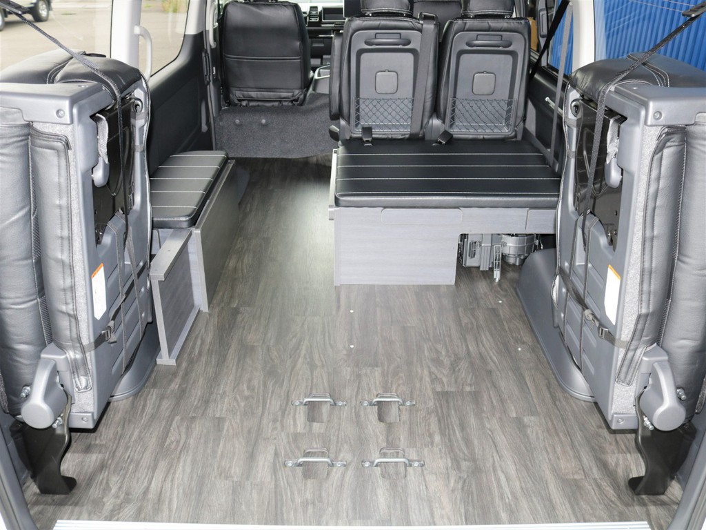 フロアは重歩行用床張り施工により車内というより、もはや部屋のような空間となっております！