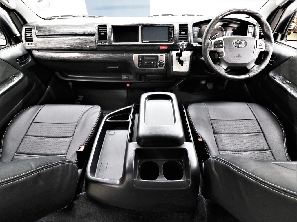 黒木目調インテリアパネルや黒革調シートカバーで高級感もバッチリです！