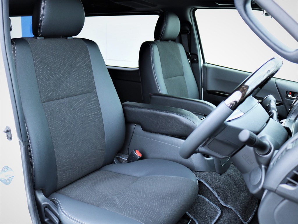 運転席シート、専用ハーフレザーシート！