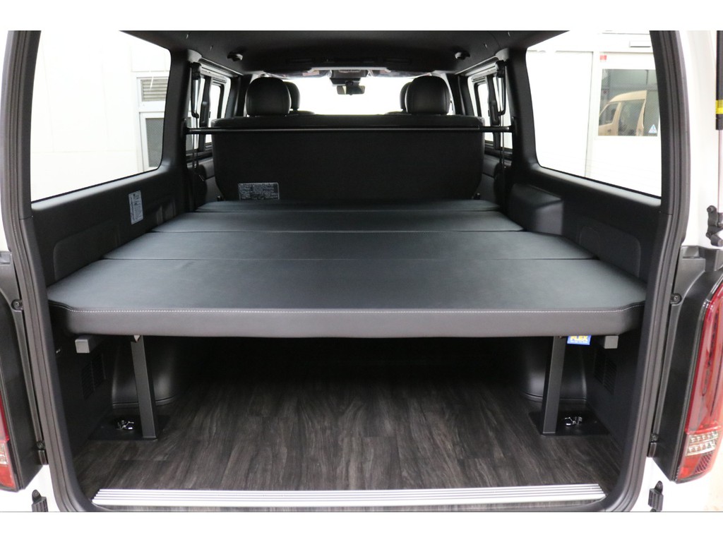 新車ハイエースＶダークプライムⅡ２０００ガソリン２ＷＤ床張り施工ベットＫＩＴパッケージ完成致しました！！両側パワースライドドア装備！！ＦＬＥＸオリジナルパーツ多数装備済み！！
