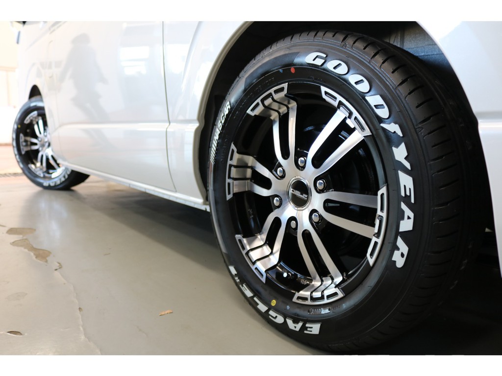 新車ハイエースＶダークプライムⅡ２０００ガソリン２ＷＤ床張り施工ベットＫＩＴパッケージ完成致しました！！両側パワースライドドア装備！！ＦＬＥＸオリジナルパーツ多数装備済み！！