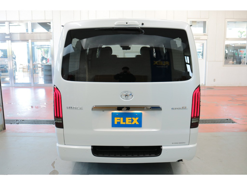 新車ハイエースＶダークプライムⅡ２０００ガソリン２ＷＤ床張り施工ベットＫＩＴパッケージ完成致しました！！両側パワースライドドア装備！！ＦＬＥＸオリジナルパーツ多数装備済み！！