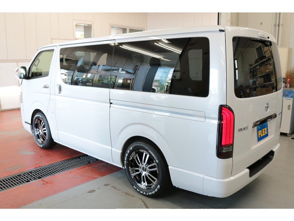 新車ハイエースＶダークプライムⅡ２０００ガソリン２ＷＤ床張り施工ベットＫＩＴパッケージ完成致しました！！両側パワースライドドア装備！！ＦＬＥＸオリジナルパーツ多数装備済み！！