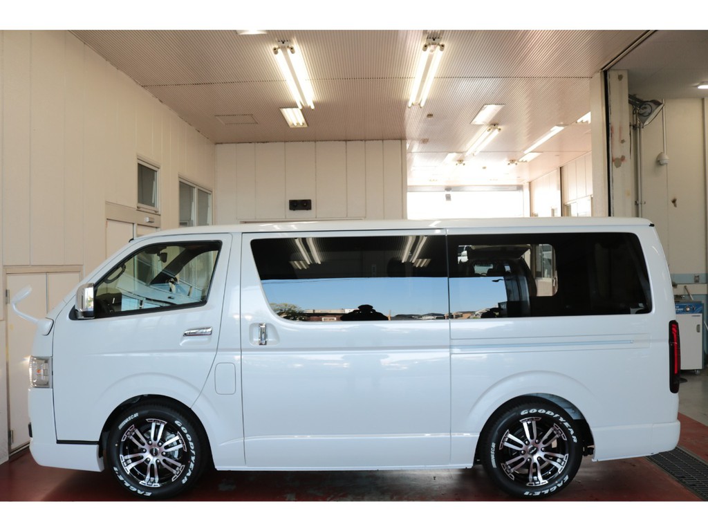 新車ハイエースＶダークプライムⅡ２０００ガソリン２ＷＤ床張り施工ベットＫＩＴパッケージ完成致しました！！両側パワースライドドア装備！！ＦＬＥＸオリジナルパーツ多数装備済み！！