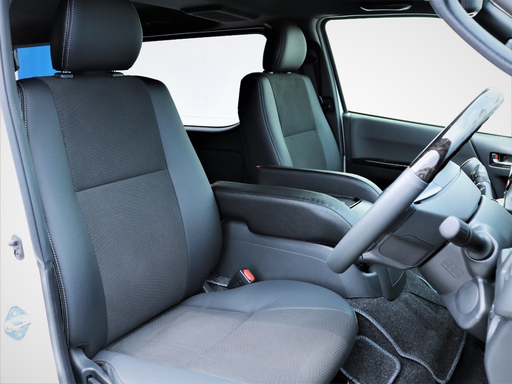 運転席シート、専用ハーフレザーシート！