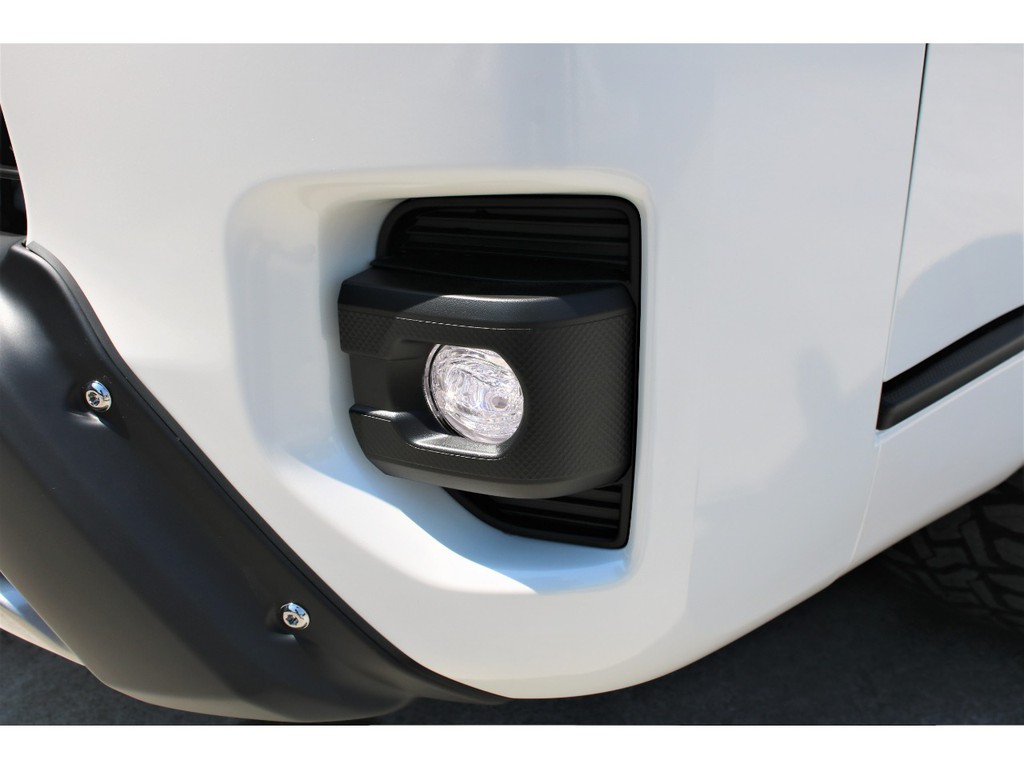 最新型ハイエースバンは悪天候や霧等でも視覚感知のしやすいＬＥＤフォグランプになりました！！
