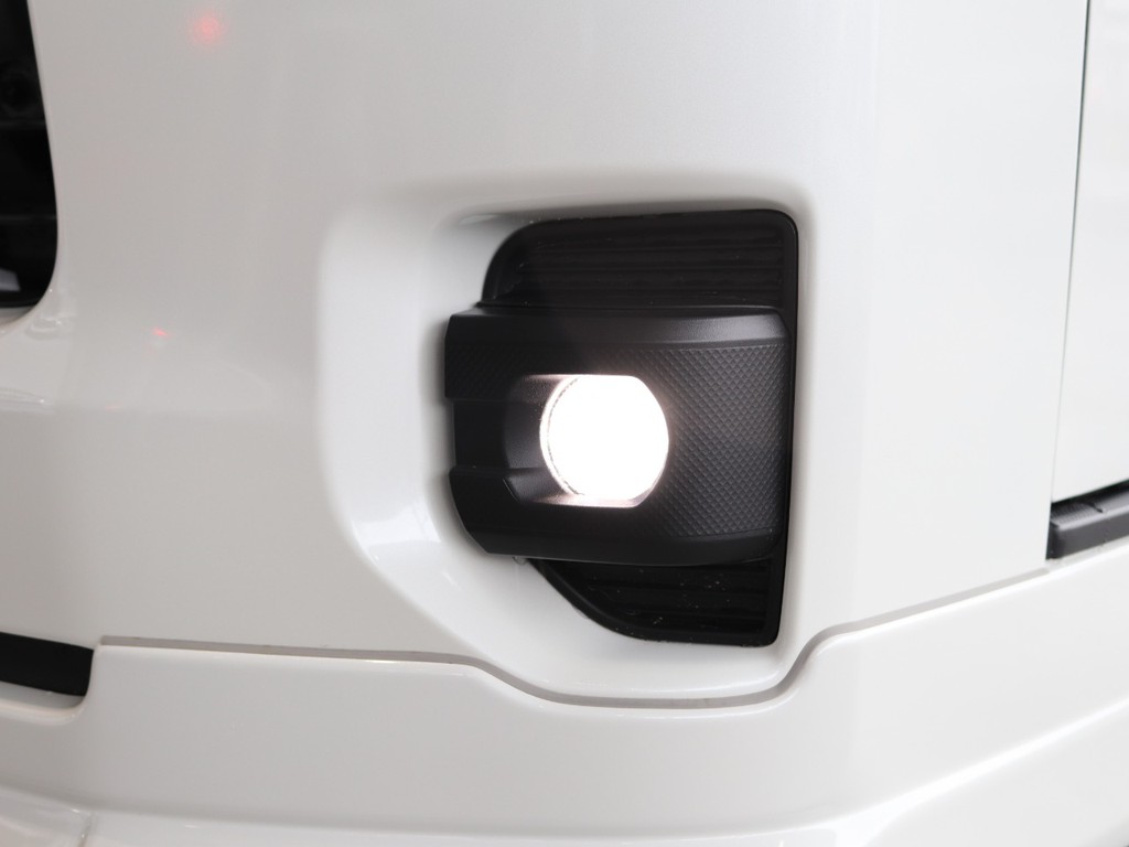 新型なので純正LEDフォグランプが標準です♪