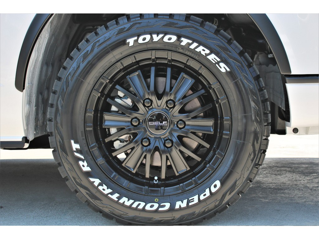 足元にはオリジナルＤＥＬＦＭＦ０１ １６インチＡＷ＆ＴＯＹＯオープンカントリーＲ／Ｔタイヤをチョイス！！