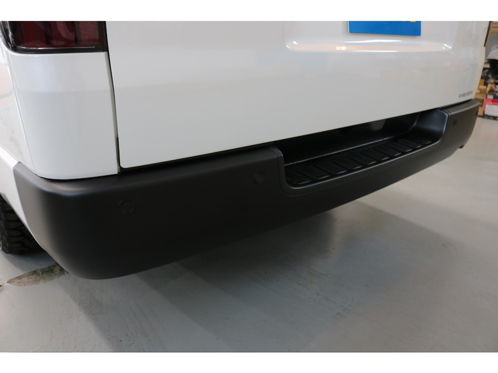 新車ハイエースＶダークプライムⅡ２８００ディーゼル４ＷＤブラックエディション床張りベットＫＩＴパッケージ完成致しました！！店頭在庫車、即納車ご対応可能になります！！