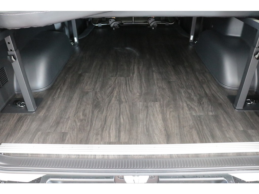 新車ハイエースＶダークプライムⅡ２８００ディーゼル４ＷＤブラックエディション床張りベットＫＩＴパッケージ完成致しました！！店頭在庫車、即納車ご対応可能になります！！