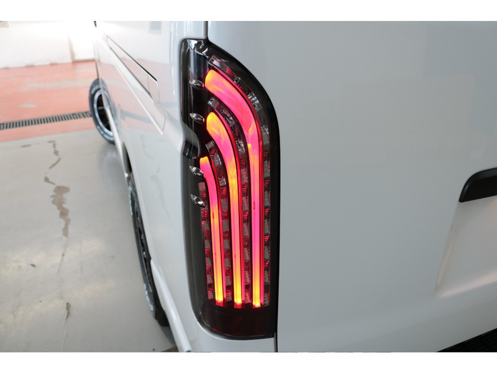 新車ハイエースＶダークプライムⅡ２８００ディーゼル４ＷＤブラックエディション床張りベットＫＩＴパッケージ完成致しました！！店頭在庫車、即納車ご対応可能になります！！