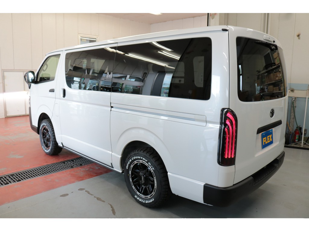 新車ハイエースＶダークプライムⅡ２８００ディーゼル４ＷＤブラックエディション床張りベットＫＩＴパッケージ完成致しました！！店頭在庫車、即納車ご対応可能になります！！