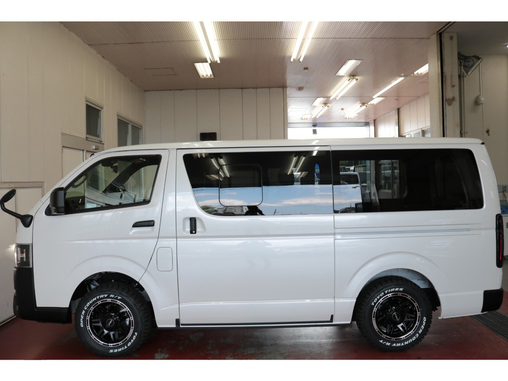 新車ハイエースＶダークプライムⅡ２８００ディーゼル４ＷＤブラックエディション床張りベットＫＩＴパッケージ完成致しました！！店頭在庫車、即納車ご対応可能になります！！